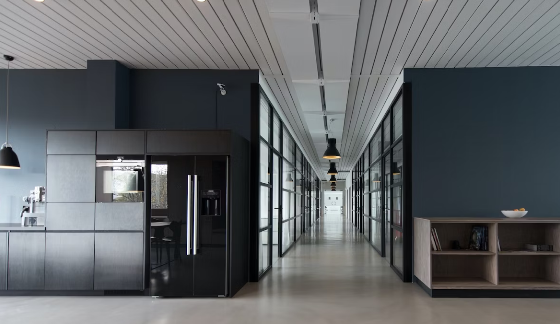 Imagem de um corredor de um escritorio